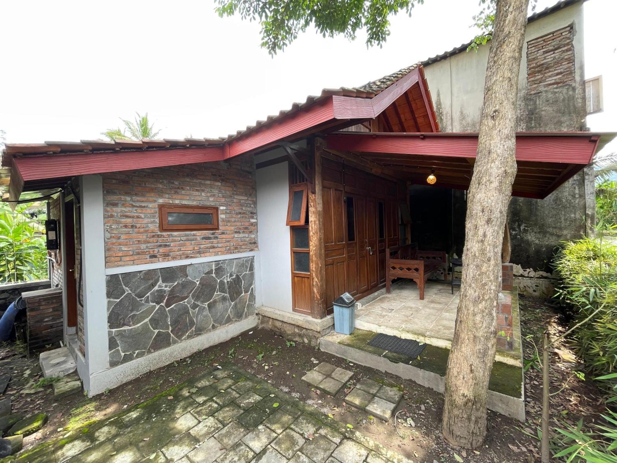 Saka Homestay Boutique & Cafe Magelang Exterior photo