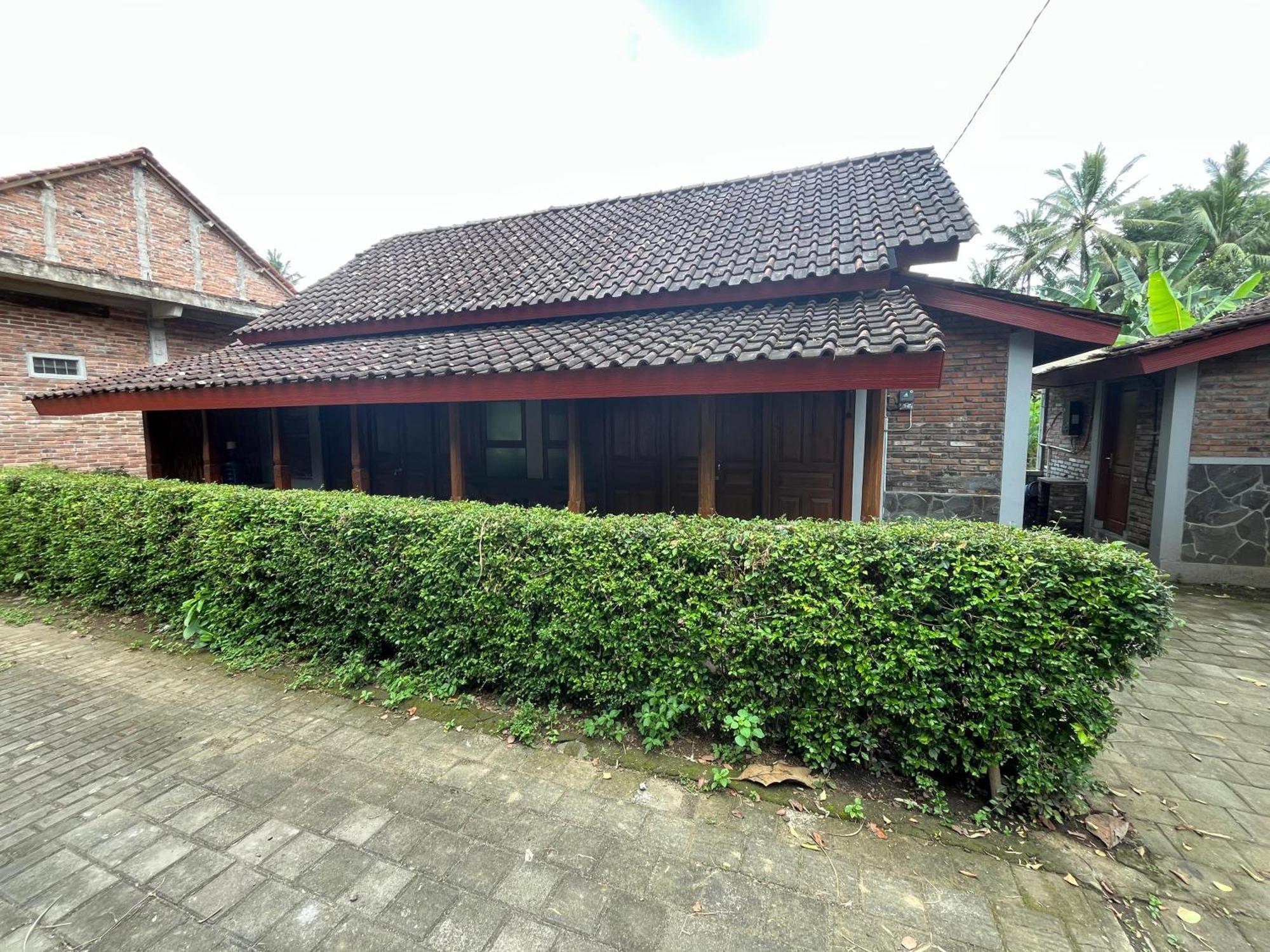 Saka Homestay Boutique & Cafe Magelang Exterior photo