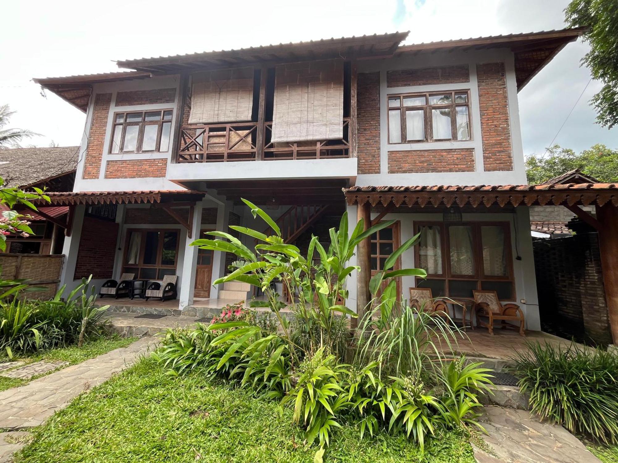 Saka Homestay Boutique & Cafe Magelang Exterior photo